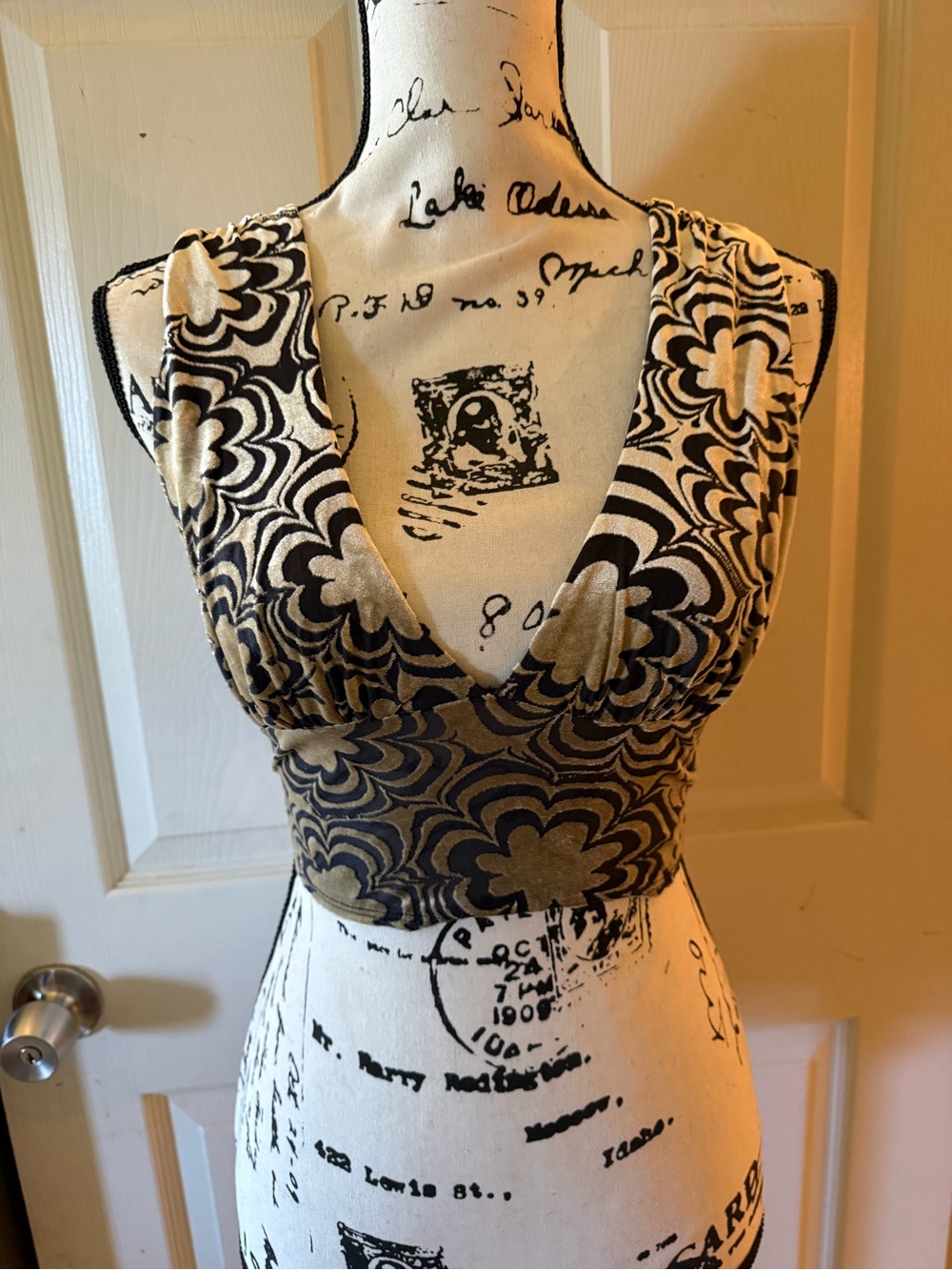 Urban Outfitters Gold and Black Floral-Patterned Cropped V-Neck Tank